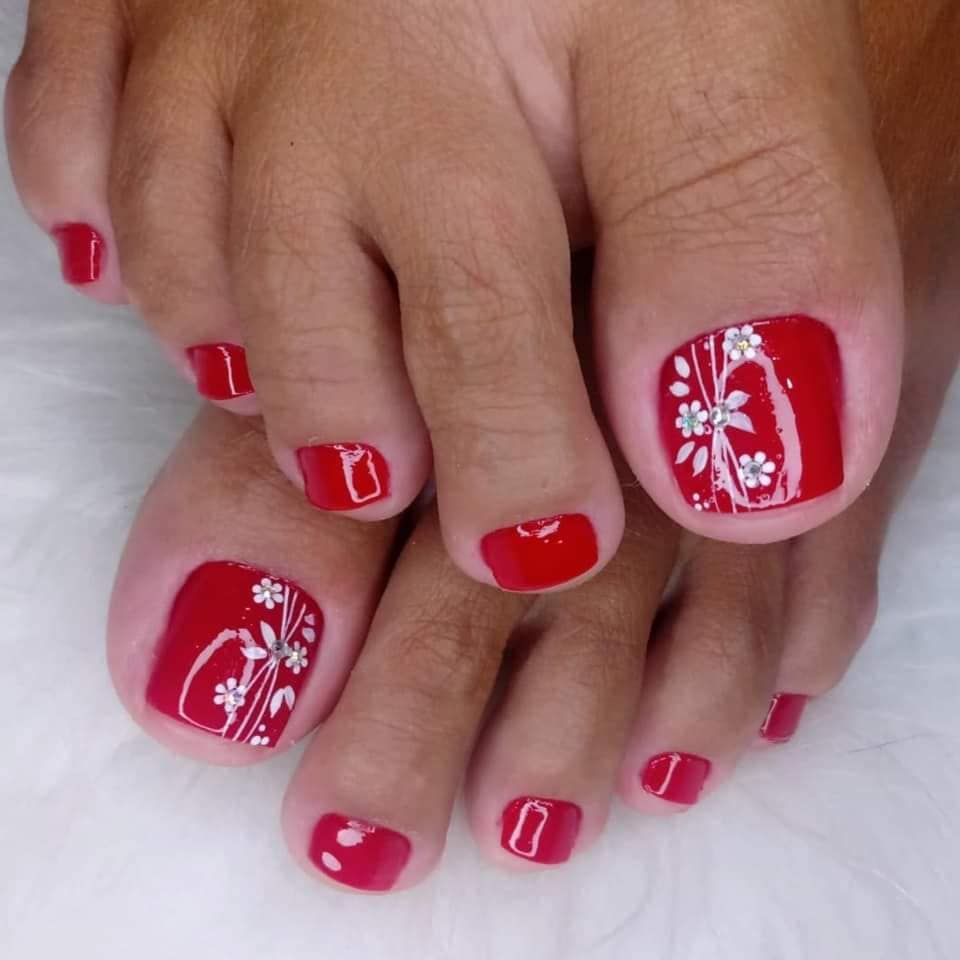69 unas de pies sencillas rojas con dibujos de flores blancas y hojas