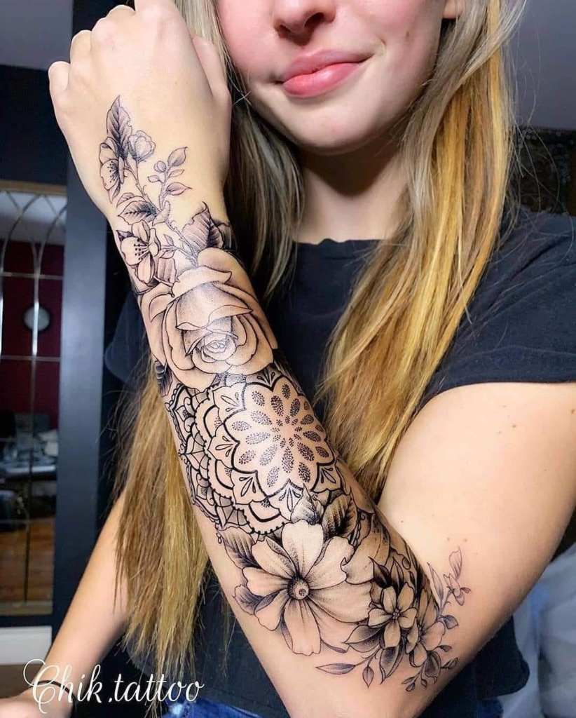 1 TOP 1 Chik Tattoo Mandala und schwarze Rosen mit Zweigen und Blättern auf dem Unterarm