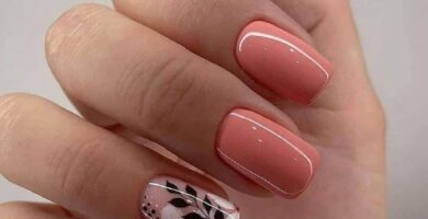 1 TOP 1 Unas Decoradas color Rosado Salmon y una con diseno de ramas negra y flores blancas