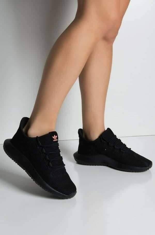 10 schwarze Adidas-Schuhe komplett schwarz klares Logo