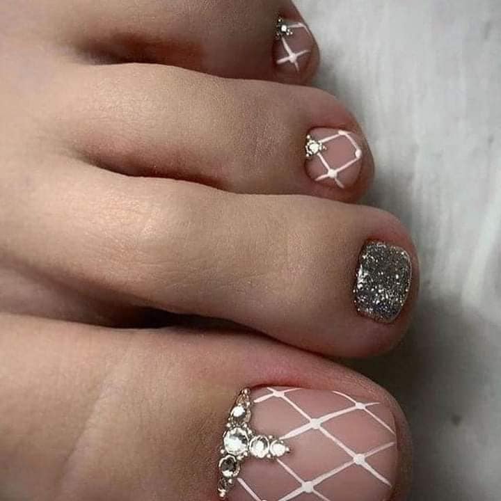 116 Designs of Nails for Feet with white grid and silver glitter shiny silver rhinestones