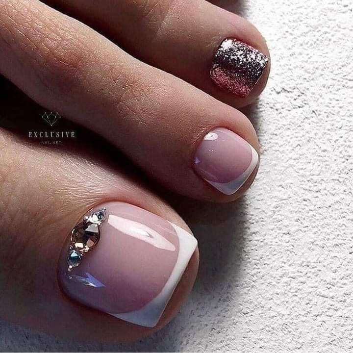 125 Designs of Nails for Feet Light pink violet with smoked and crystalline crystal rhinestones
