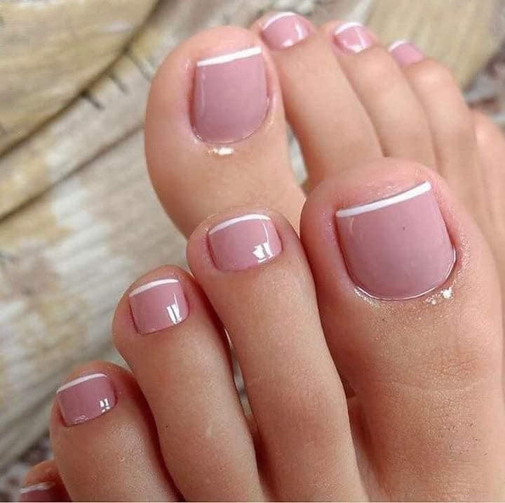 165 Nageldesigns für Füße rosa mit einem dünnen weißen Streifen