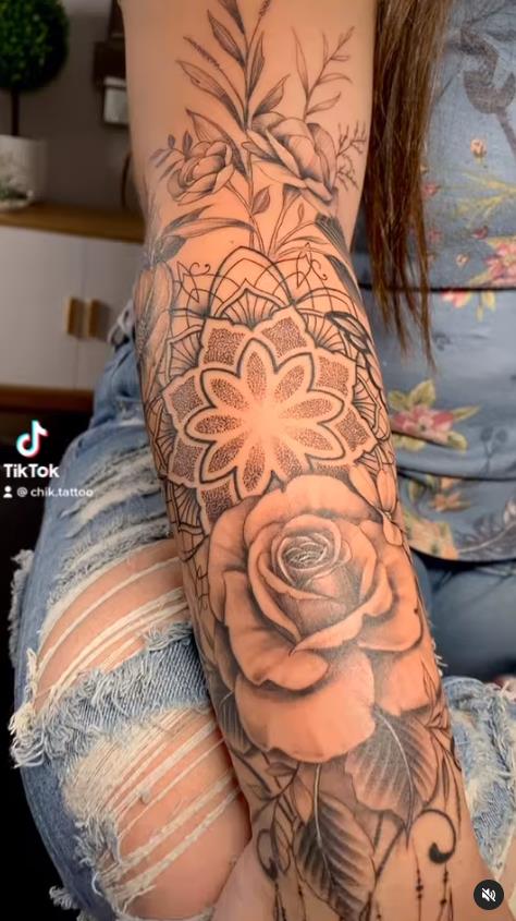 17 Chik Tattoo mandala fiori e rami sul braccio