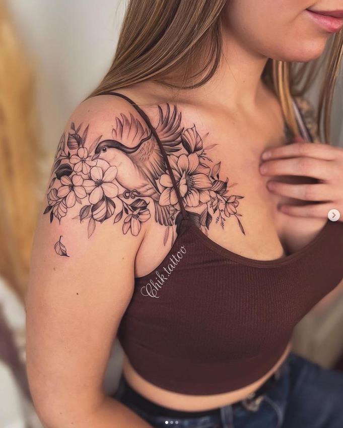 2 TOP 2 Chik Tattoo Bird con fiori e foglie su spalla e clavicola