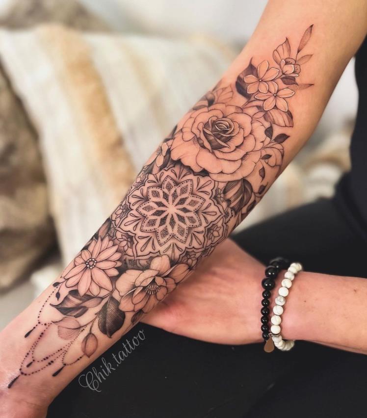 20 Chik Tattoo mandala flores negras y hojas con adornos colgantes en antebrazo