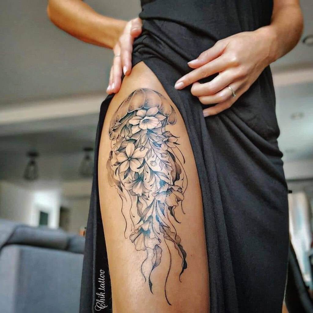 25 méduses Chik Tattoo avec des fleurs et des feuilles sur la cuisse