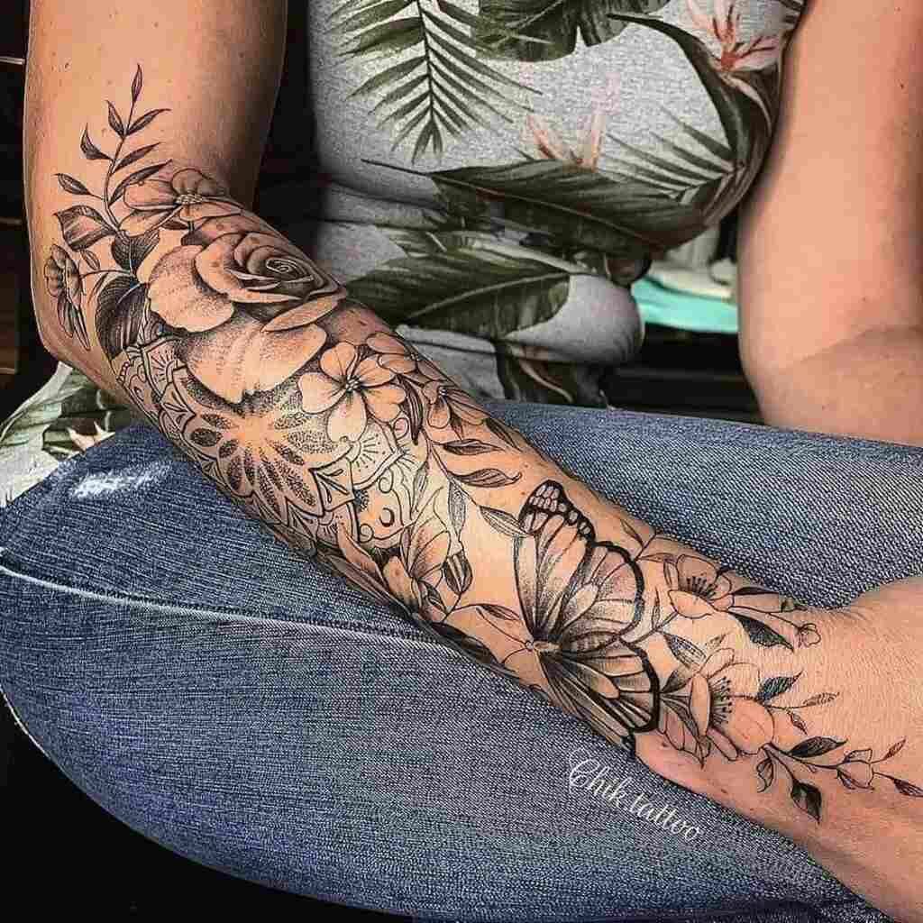 26 Chik Tattoo motivo da natureza com folhas de borboletas e mandala no antebraço