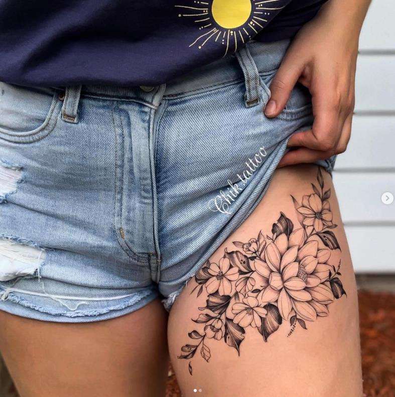 27 Chik Tattoo Kleines Blumenmotiv auf dem oberen Teil des Oberschenkels