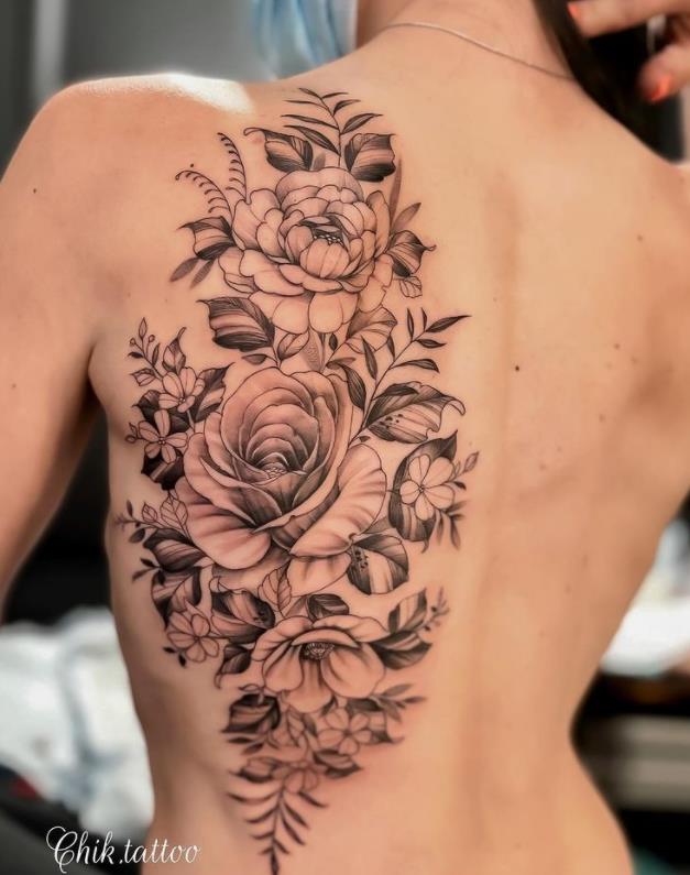 29 Motivo de flor Chik Tattoo no meio das costas