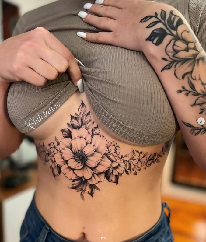 30 Chik Tattoo motivo floral sométrico abaixo dos seios