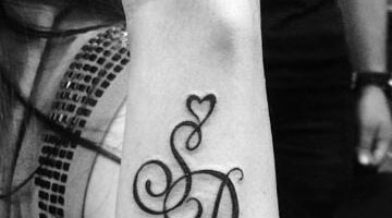 107 Tatuajes con la Letra S y D con pequeno corazon al costado del antebrazo