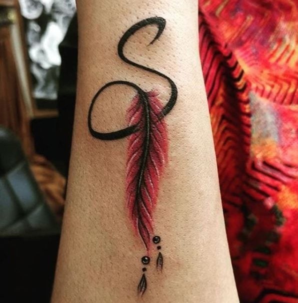 11 Tatuajes con la Letra S con pluma con tinta roja