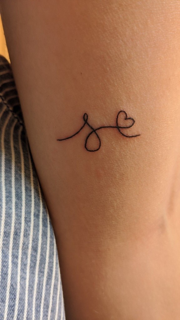 11 Tatuajes con la Letra S en manuscrita con corazon pequeno