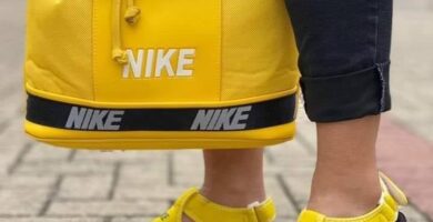 1168 Outfit Color Amarillo Sandalias Playeras Nike con bolso a tono NIKE