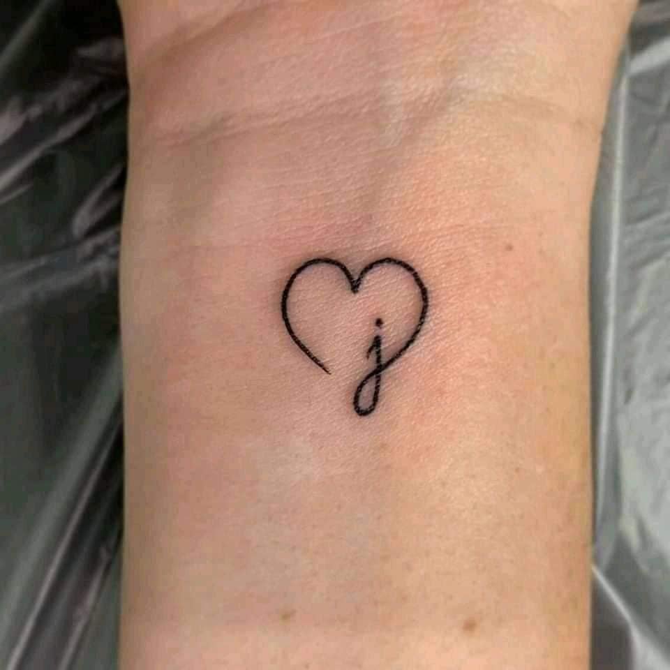 120 tatuagens com a letra J no pulso com um pequeno coração
