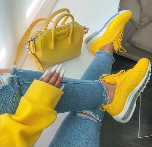 185 gelbe Sportschuhe mit Handtasche und passendem Outfit