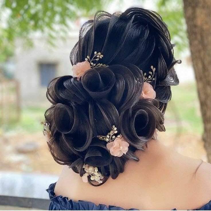 189 Peinados para fiestas y bodas arreglo con flores rosas y espirales negros formado por el cabello