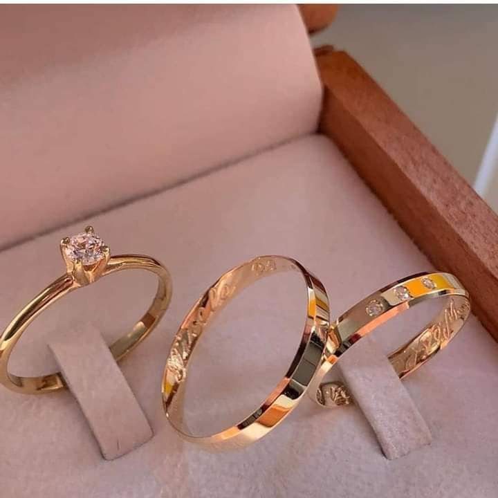 212 Set di fedi di fidanzamento o matrimonio in oro con pietra imitazione diamante e incisione del nome personalizzata