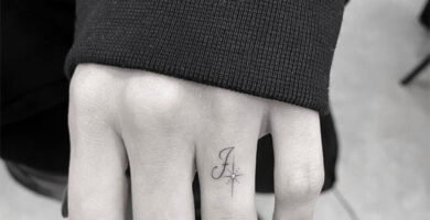217 Tatuajes con la Letra J en el dedo anular con estrella