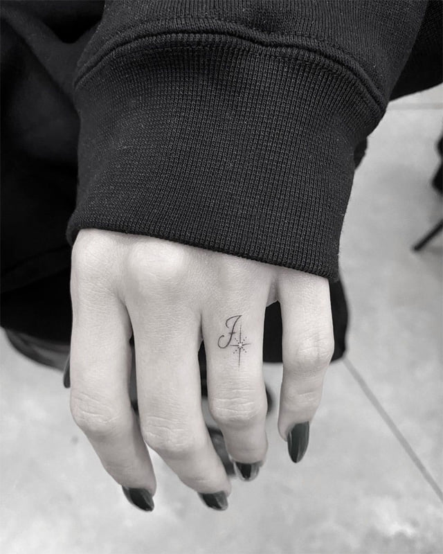 217 tatuagens com a letra J no dedo anelar com estrela
