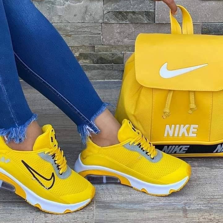 247 Outfit Color Yellow Bag e Nike Tennis combinados com logo em branco