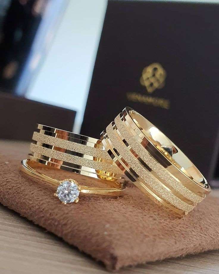 299 Solid Gold Wedding Rings with polished and rough diamonds