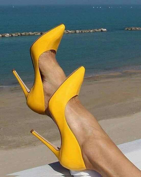 33 gelbe Schuhe mit hohen Absätzen