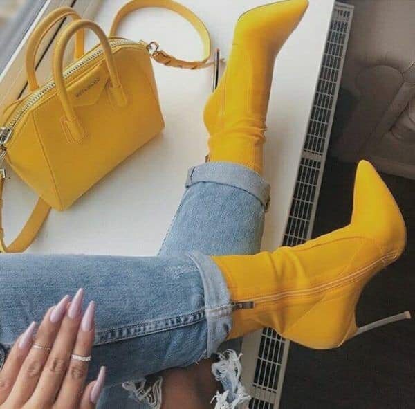42 Gelbe Stiefel mit Verschluss und Stilettoabsatz