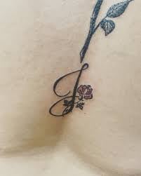 47 Tatuajes con la Letra J en el medio del pecho con ramita y rosa negra