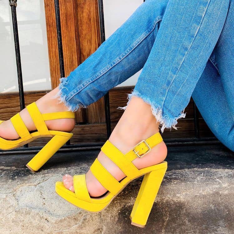 48 hohe gelbe Schuhe mit Absatz