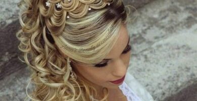 548 Peinados para fiestas y bodas ondas y adornos de florcitas blancas tono rubio