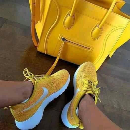 56 Gelb-weiße Nike-Sportschuhe mit passender Tasche