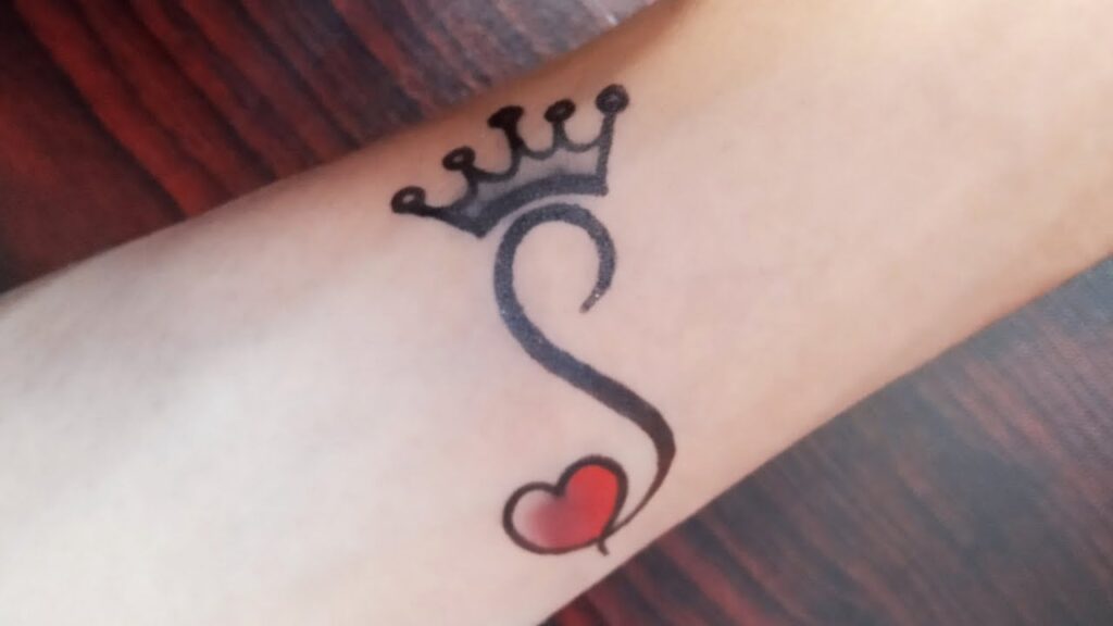 6 Tatuajes con la Letra S con corona y corazon rojo