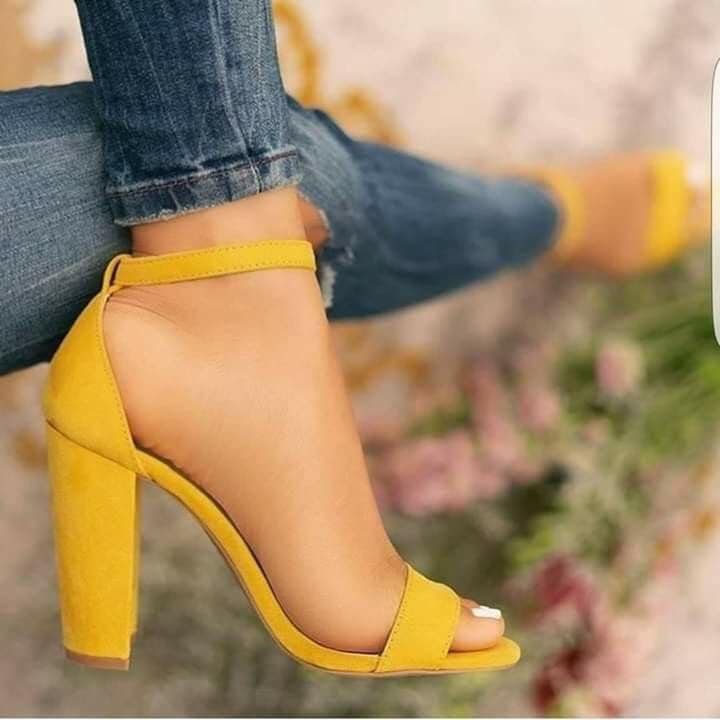 63 gelbe Schuhe mit quadratischem Absatz