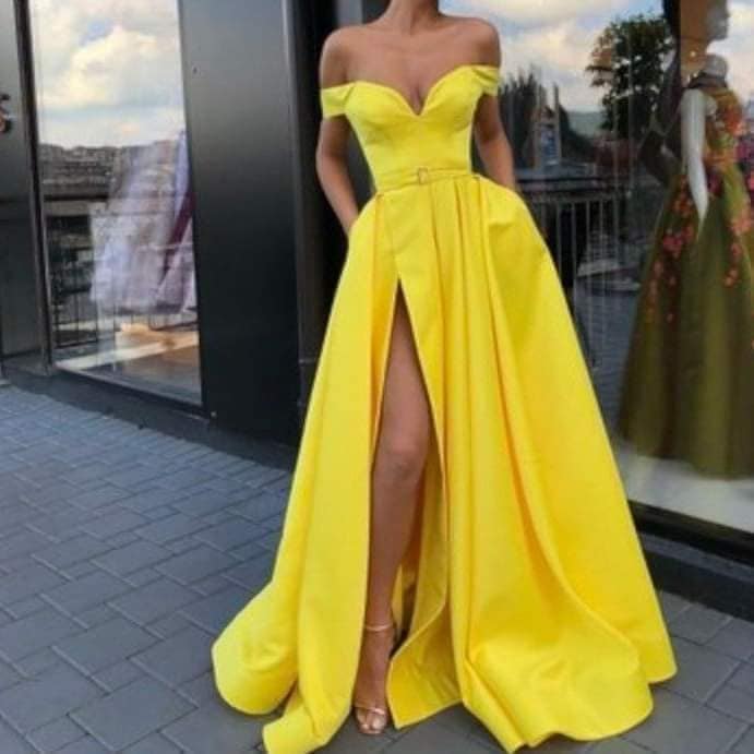 64 Outfit-Farbe Gelbes langes Kleid mit Tischen