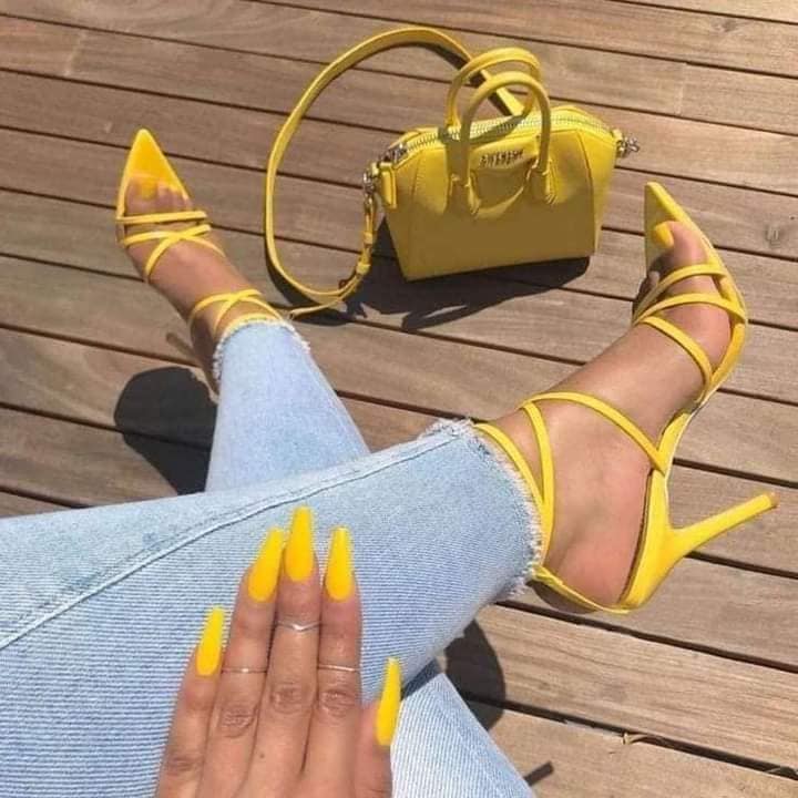67 Outfit-Farbe: Gelbe Sandalen mit feinen Absätzen, einige dazu passend