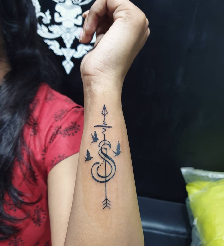 7 Tatuajes con la Letra S con doble linea y flecha con electro y aves hijos tres