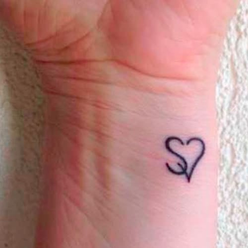 71 Tatuajes con la Letra S minimalista en la muneca con corazon