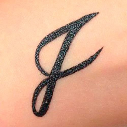 73 tatuagens com detalhe da letra J com zoom de tipografia