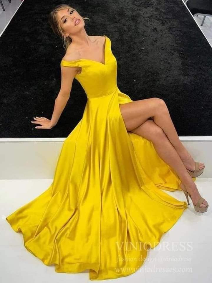 76 Outfit Color Yellow Long satin dress with neckline in green