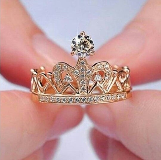 Anel de Noivado ou Casamento Estilo Coroa 775 banhado a OURO e imitação de diamantes
