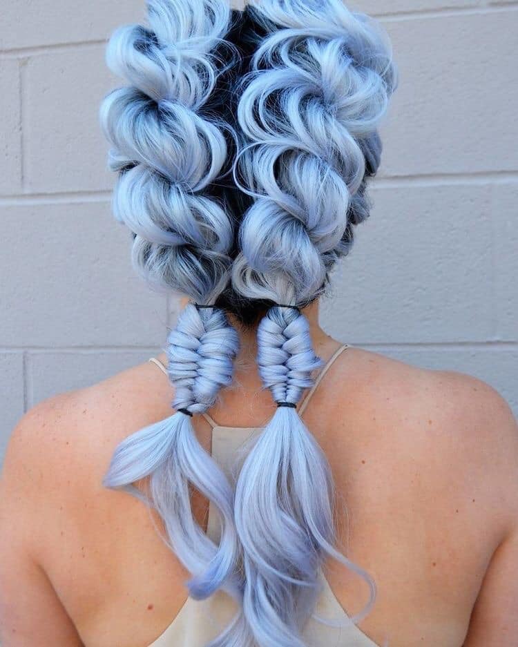 118 Trenzas Anchas de Colores Celeste con arreglos de trenzas pequenas 118 Trenzas Anchas de Colores Celeste con arreglos de trenzas pequenas