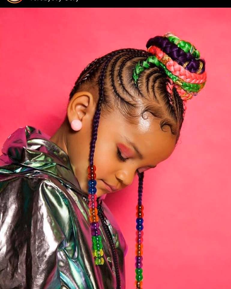 135 farbige Zöpfe für Mädchen. Zöpfe mit Dutt aus schwarzem Haar mit rosa und grünen Extensions