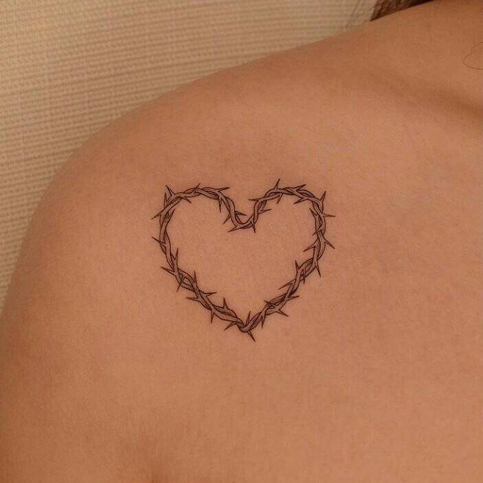 136 tatuagens simples para mulheres Coração feito de galhos de espinhos