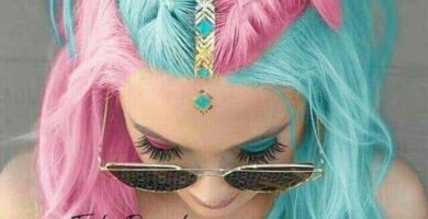 168 Cabello de dos Colores a la Mitad Celeste y Rosado con chongos y adorno a la mitad dorado