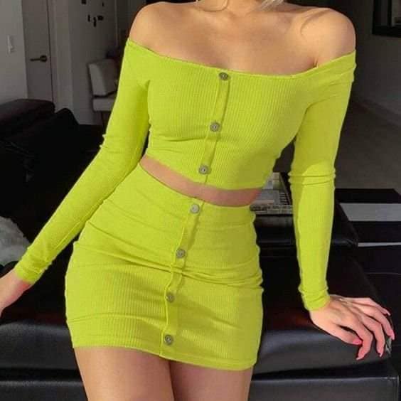 225 Conjunto dos Piezas Mujer Top corto con cuello de pico y falda color verde 225 Conjunto dos Piezas Mujer Top corto con cuello de pico y falda color verde