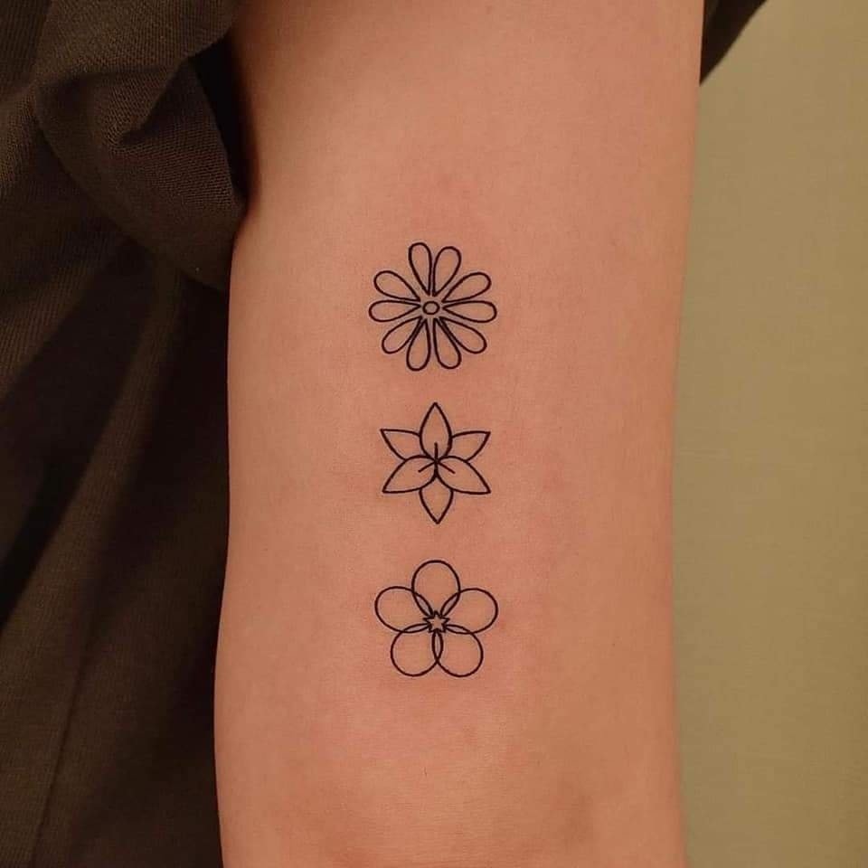 24 Tatuaggi semplici per donne Sequenza di tre fiori geometrici simmetrici sul braccio
