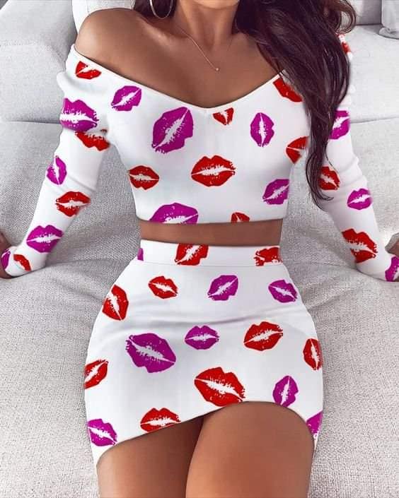 264 Conjunto dos Piezas Mujer Top corto con cuello de pico y falda con estampado de besos labial violeta y rojo 264 Conjunto dos Piezas Mujer Top corto con cuello de pico y falda con estampado de besos labial violeta y rojo