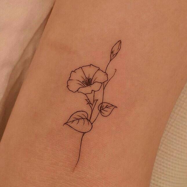 43 Piccoli tatuaggi semplici, disegno di un fiore di Campanellino e contorno di foglie